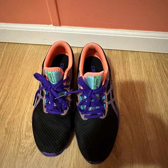 ASICS Tennis Shoes, Sz 7 - Picture 3 of 4